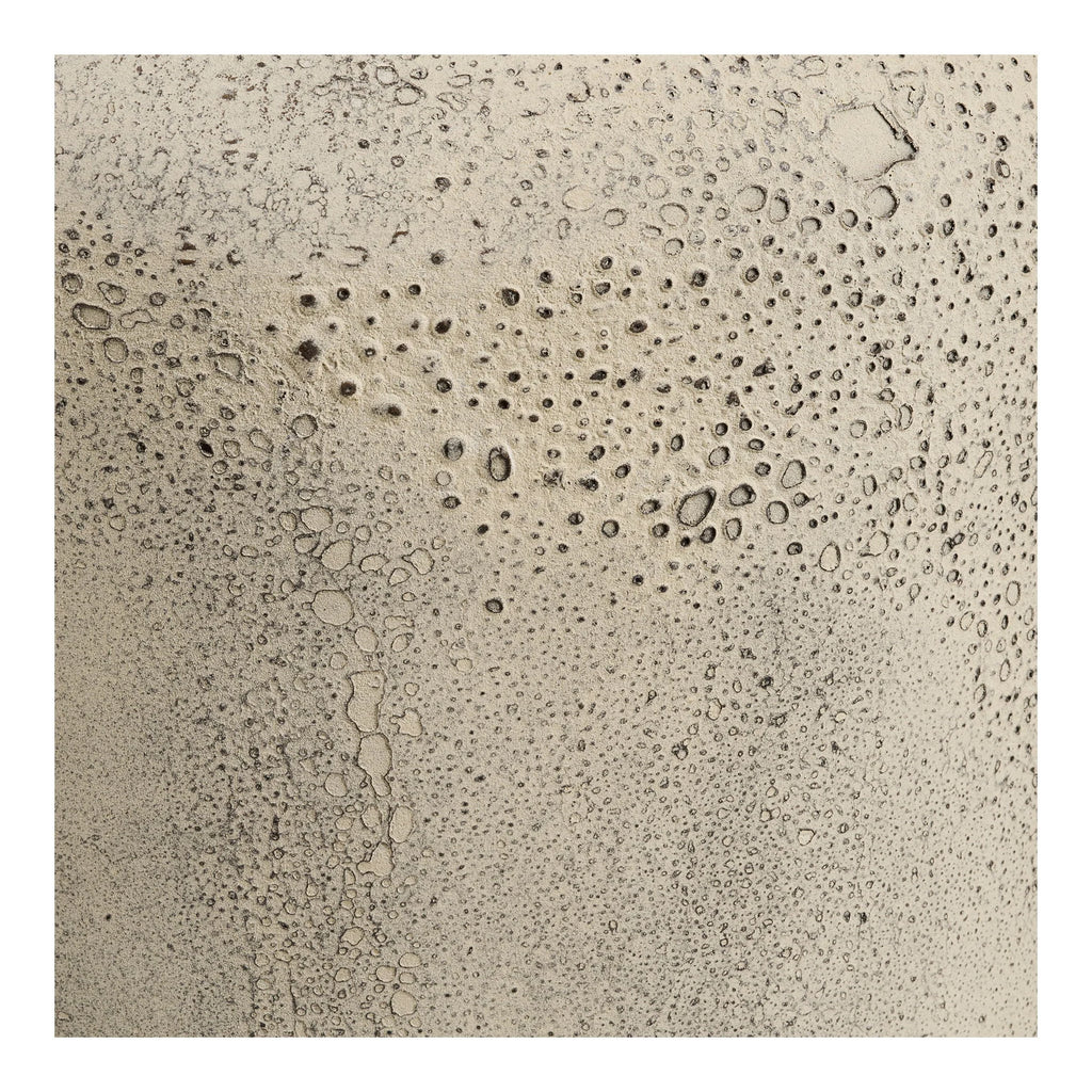 Vase haut en métal effet béton beige grège avec gouttelettes d’eau