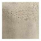 Vase haut en métal effet béton beige grège avec gouttelettes d’eau