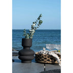 Vase organique noir de 22 cm avec eucalyptus pour décoration moderne et élégante