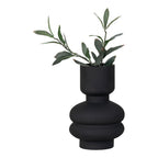 Vase organique noir H22 cm avec texture et verdure naturelle