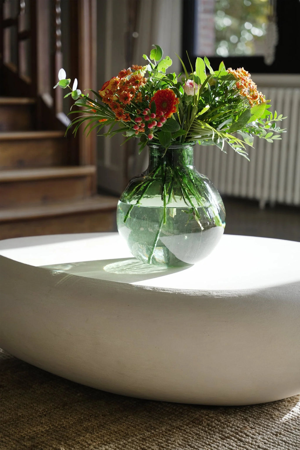 Vase ovale en verre recyclé vert dégradé avec anse claire, H23 cm