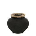 Vase rond noir en terre cuite avec un rebord en raphia, Ø29 cm