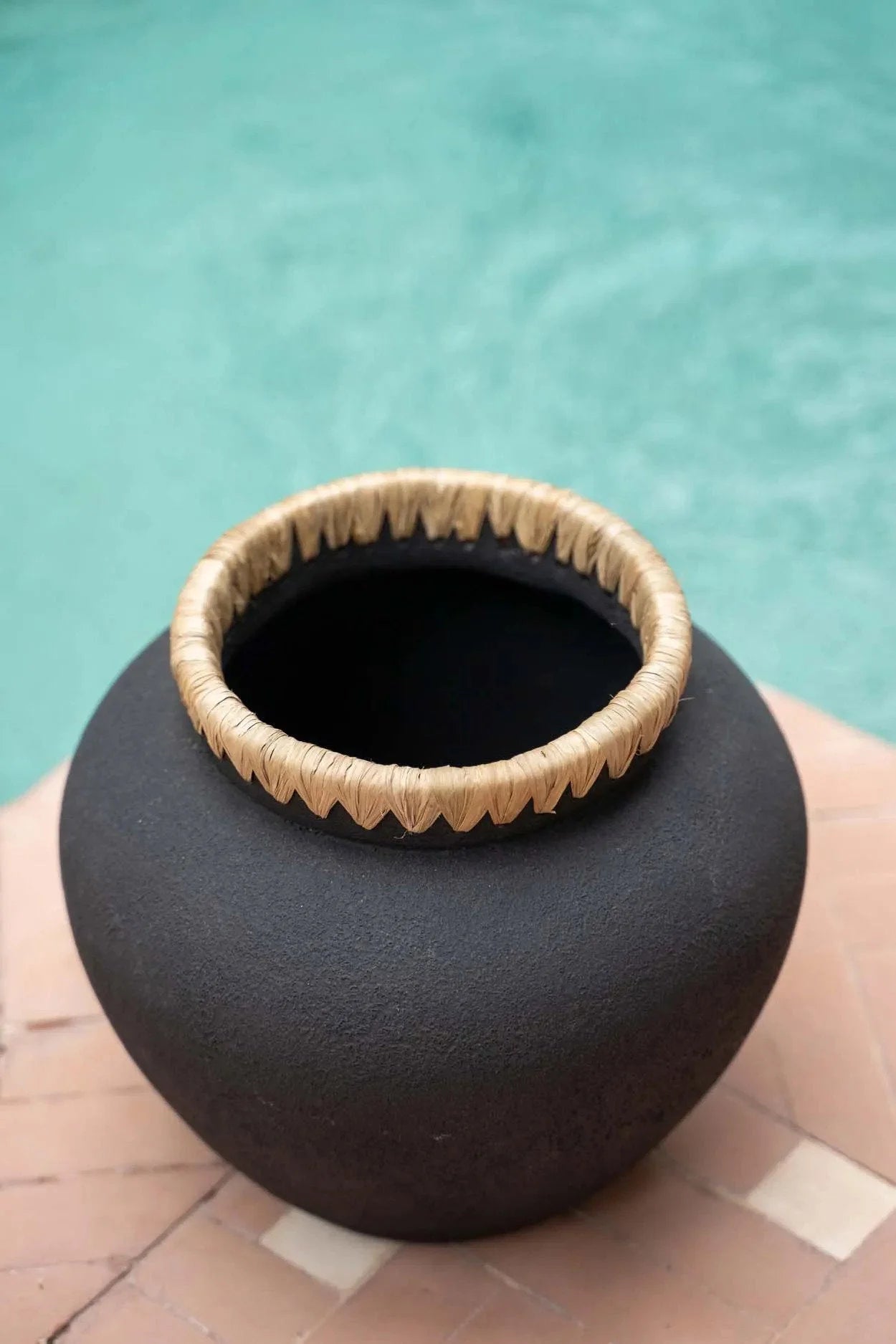 Vase rond noir en terre cuite avec texture et rim en raphia, diamètre 29 cm
