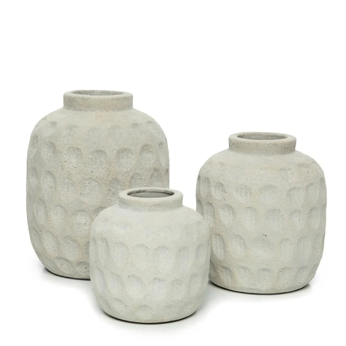 Vase rond en terre cuite effet béton gris avec trois vases en céramique off-white