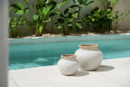 Vases ronds en terre cuite beige naturel avec textures et rebords marron clair