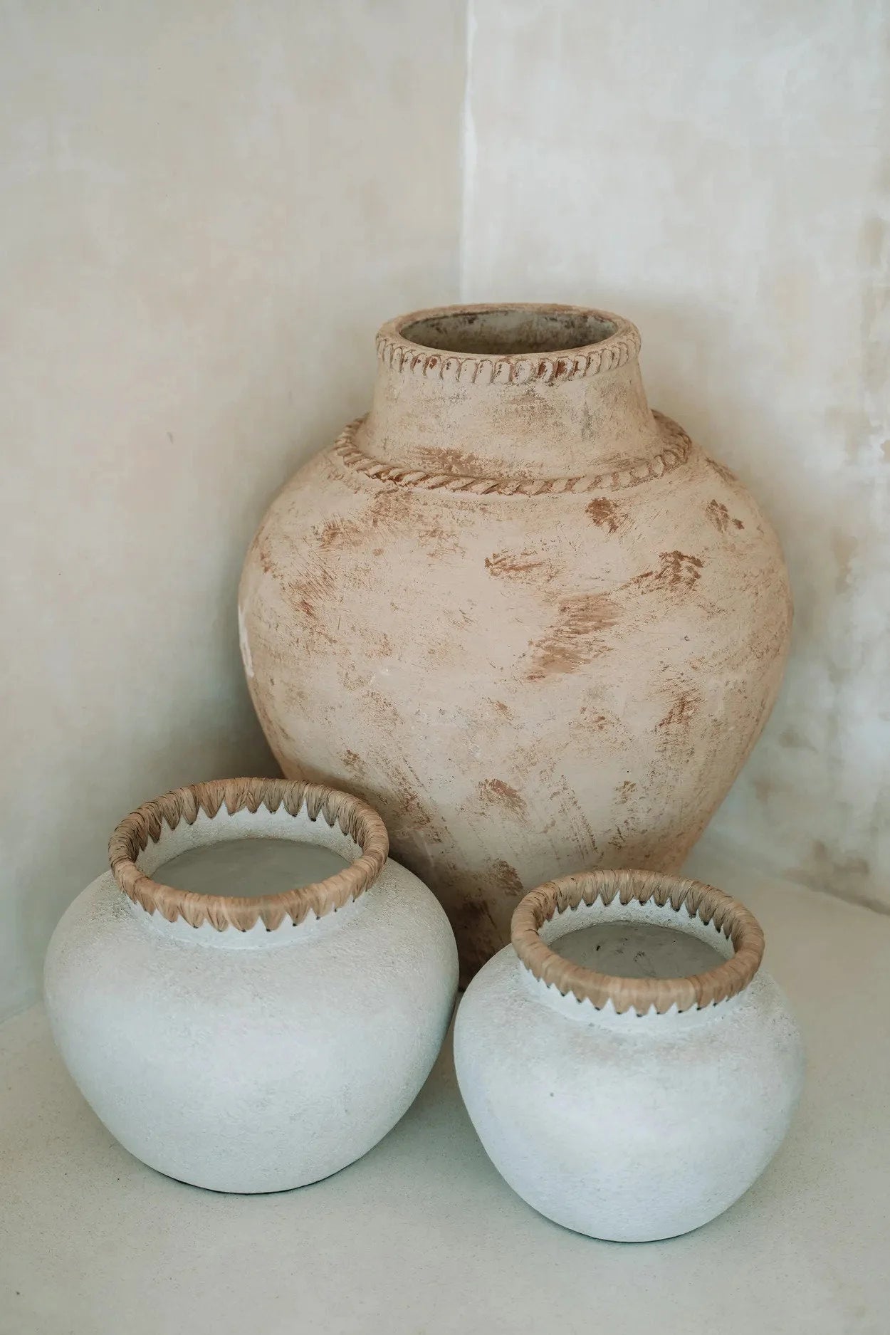 Set de trois pots en terre cuite décoratifs avec finition pierre et col en raphia beige naturel