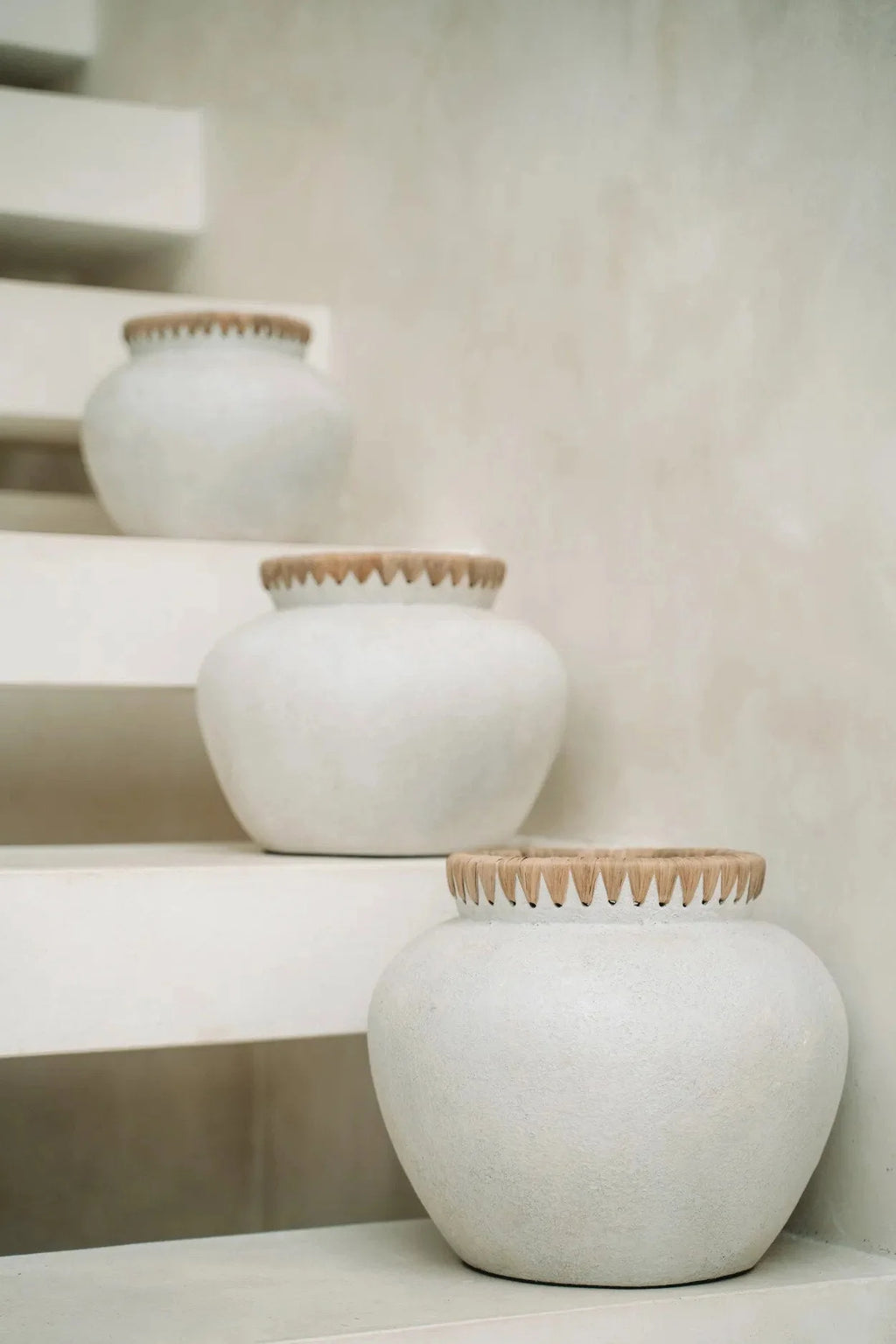 Vases ronds en terre cuite avec bords en raphia beige naturel, H27 cm