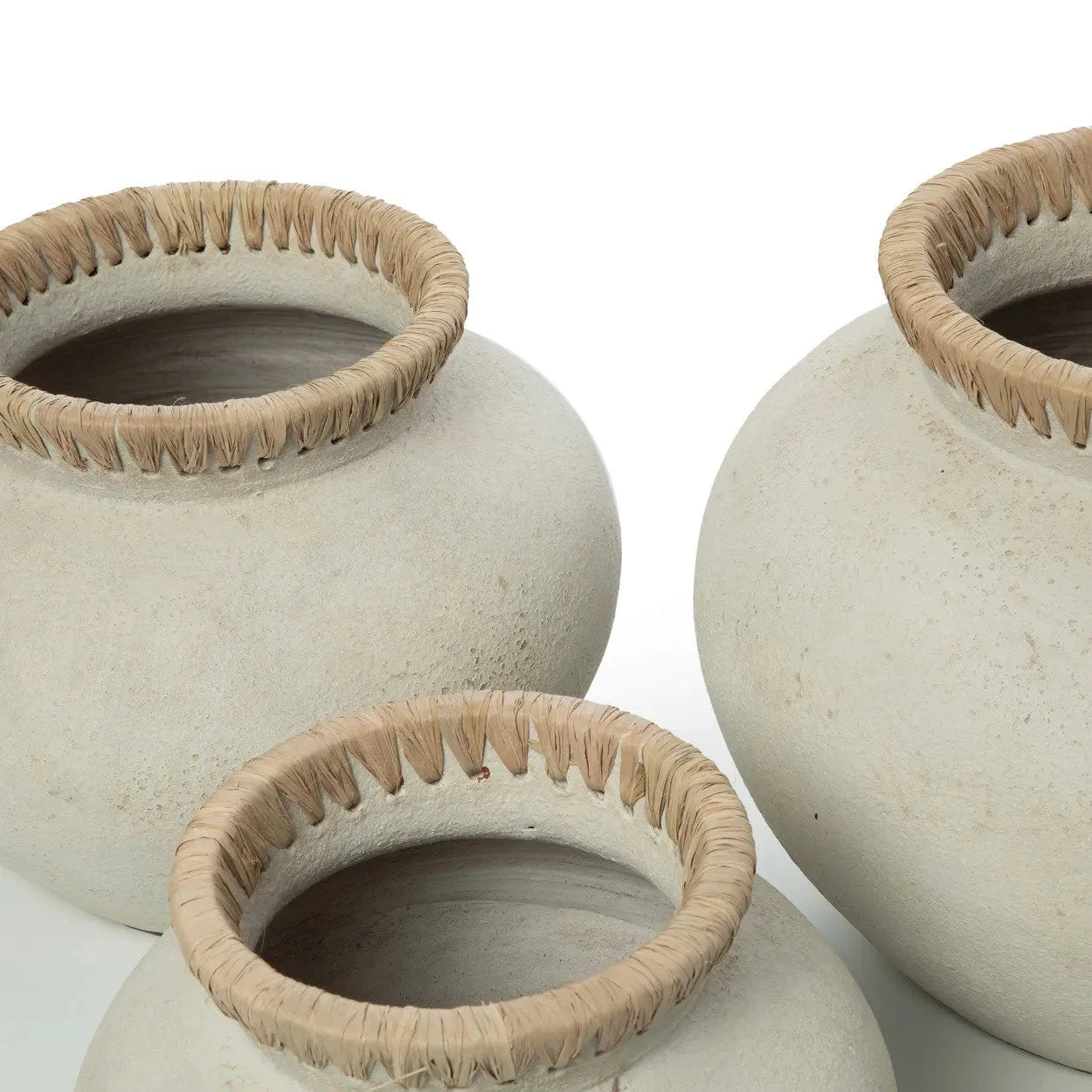 Trois pots en céramique beige avec bords en paille tressée, H27 cm