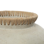 Vase rond en terre cuite beige avec finition pierre et col en raphia naturel