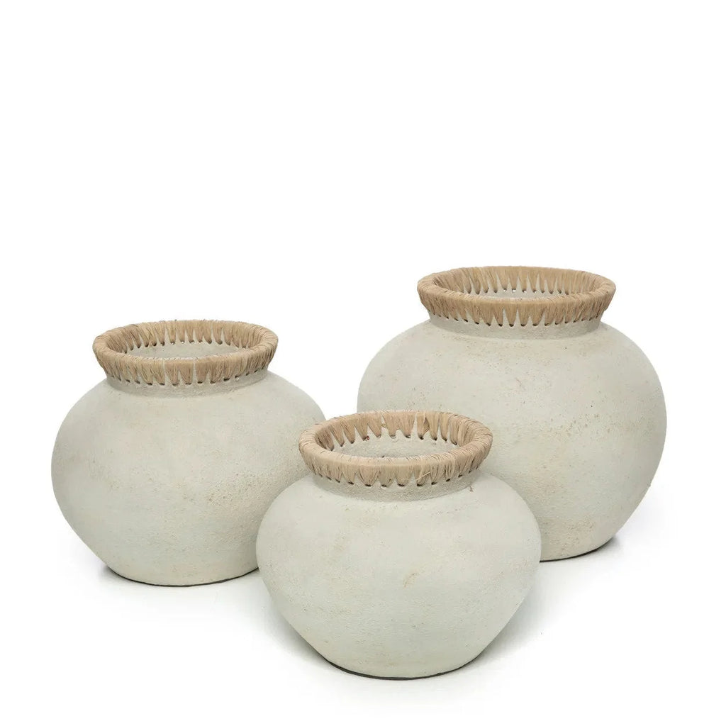 Vase rond en terre cuite beige naturel avec texture et rims en raphia, H27 cm