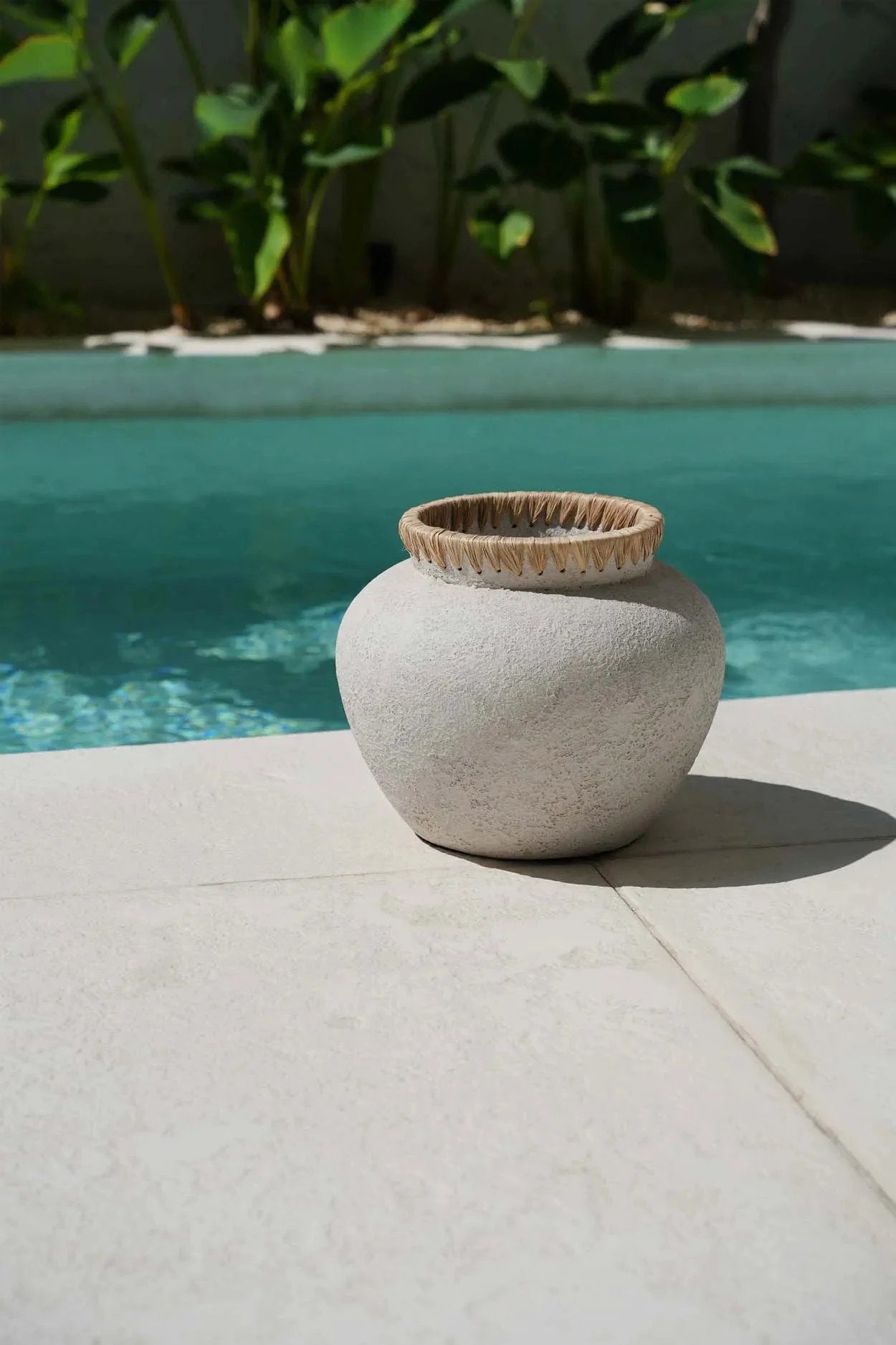 Vase rond en terre cuite beige avec texture et bord en raphia naturel, H27 cm