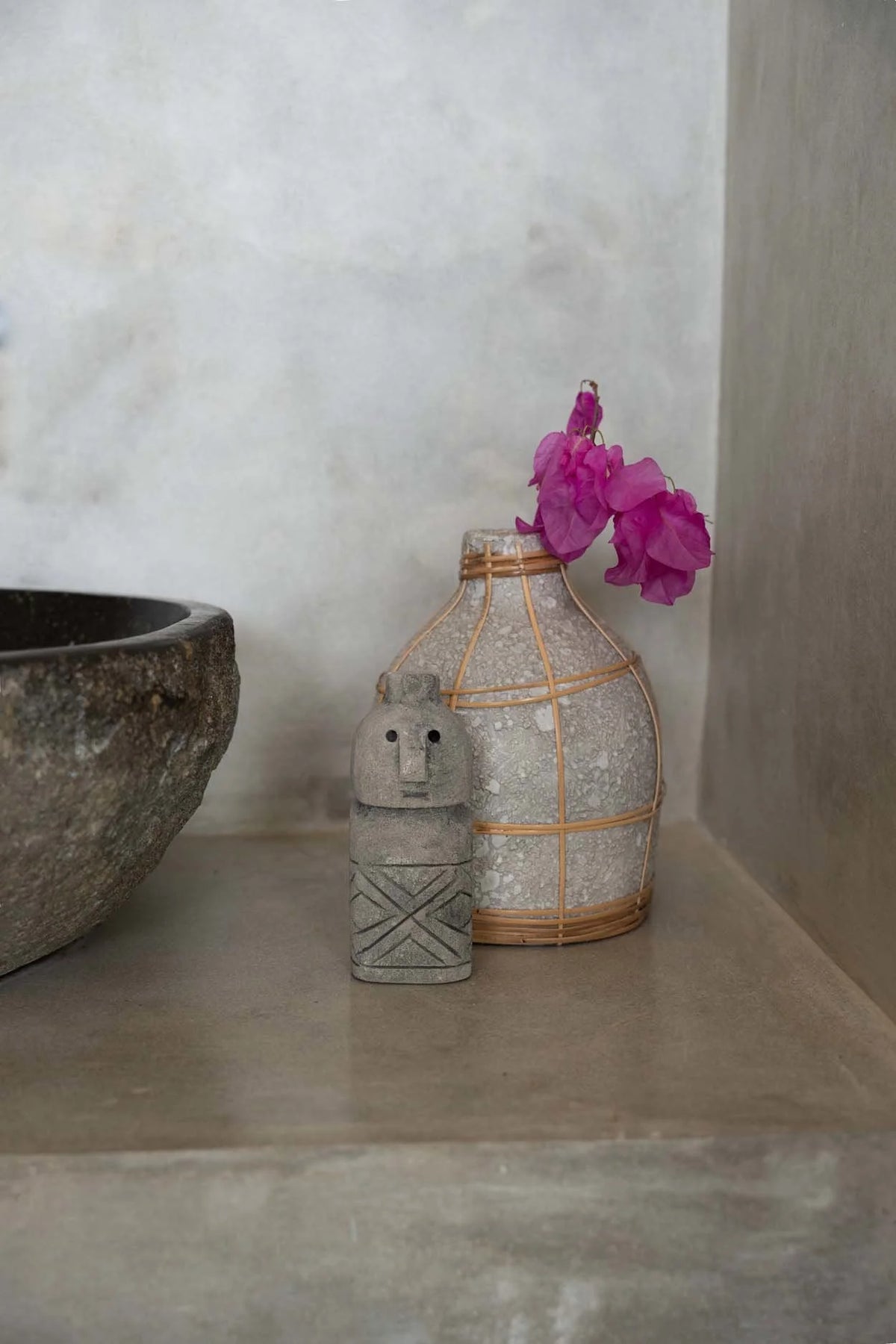 Vase rond en terre cuite et rotin 19 cm béton naturel