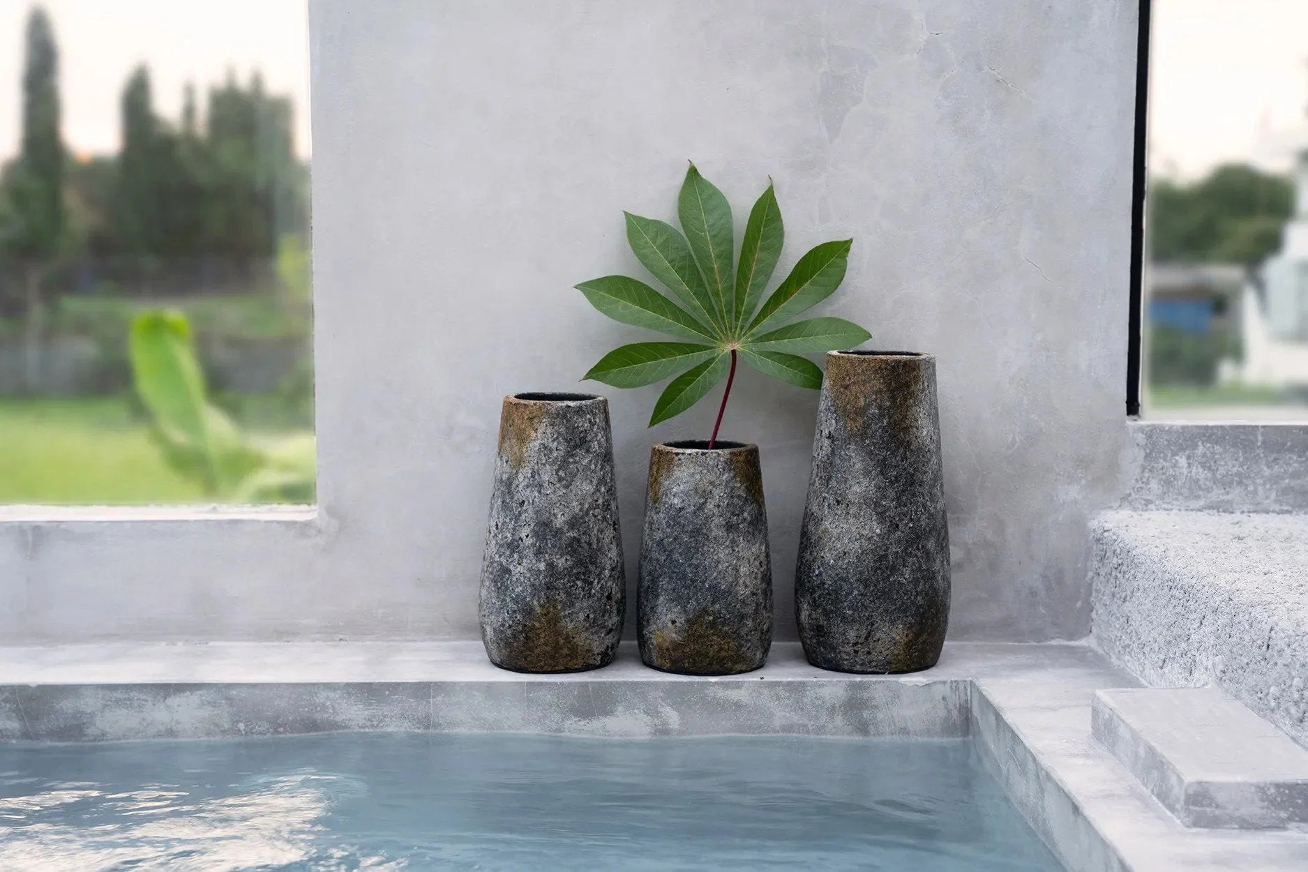 Vase en terre cuite gris antique 31 cm étroit décoratif