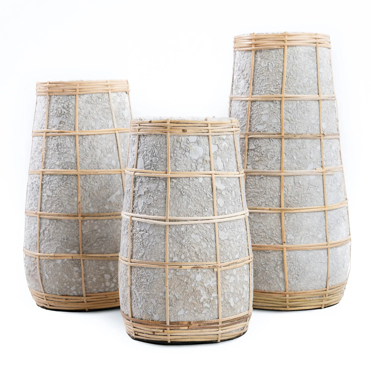 Vase en terre cuite gris avec treillis en rotin naturel – H31 cm