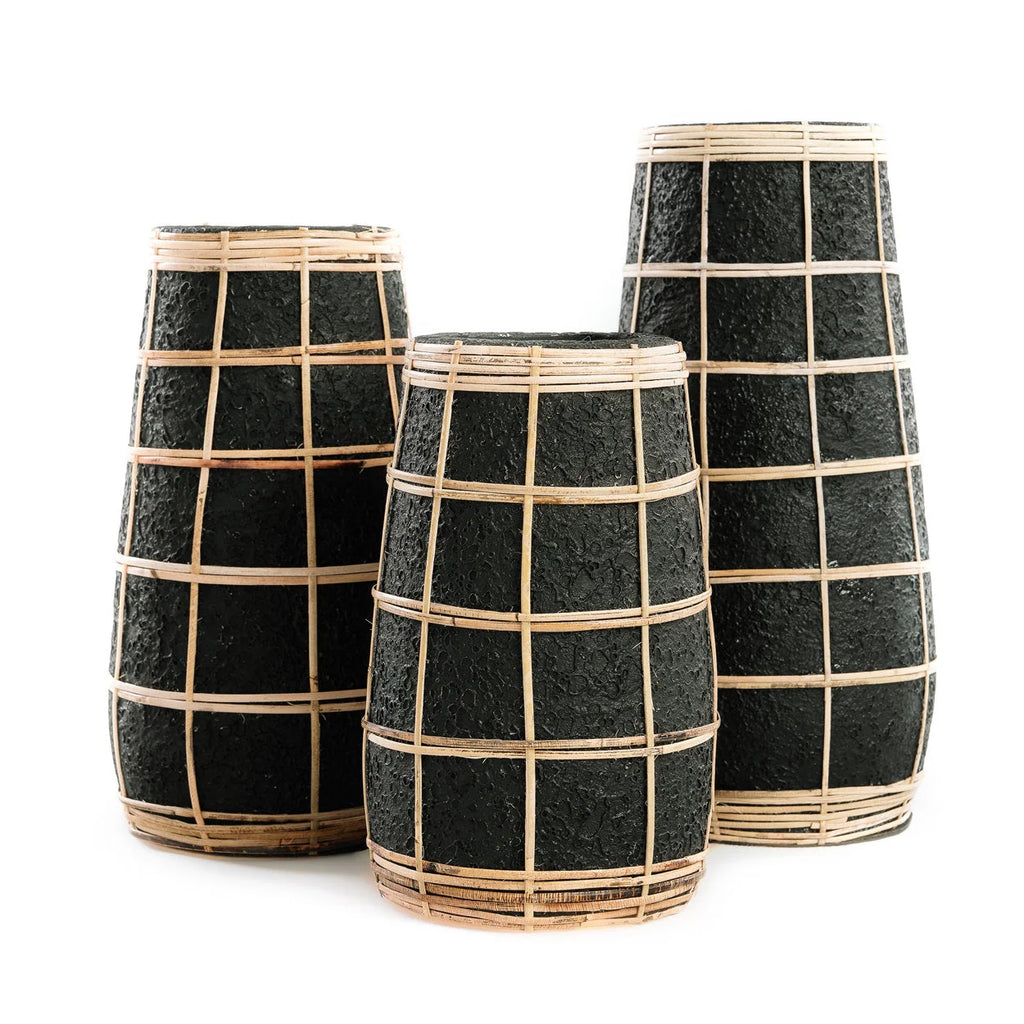 Vase en terre cuite noir avec détail en rotin tressé – H22 cm