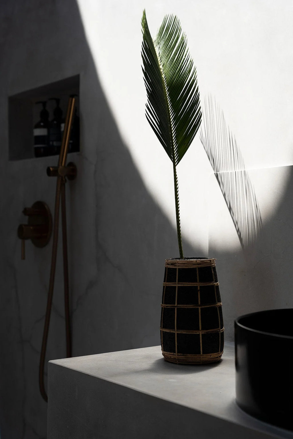 Vase en terre cuite noir avec détail en rotin tressé – H22 cm