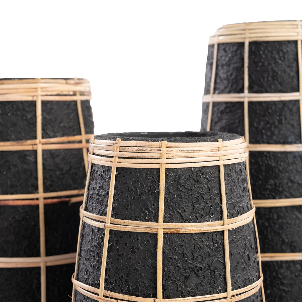 Vase en terre cuite noir avec détail en rotin tressé – H22 cm