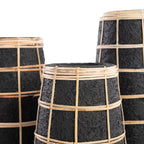 Vase en terre cuite noir avec détail en rotin tressé – H22 cm