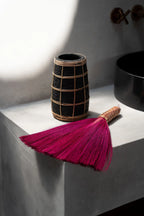 Vase en terre cuite noir avec détail en rotin tressé – H22 cm