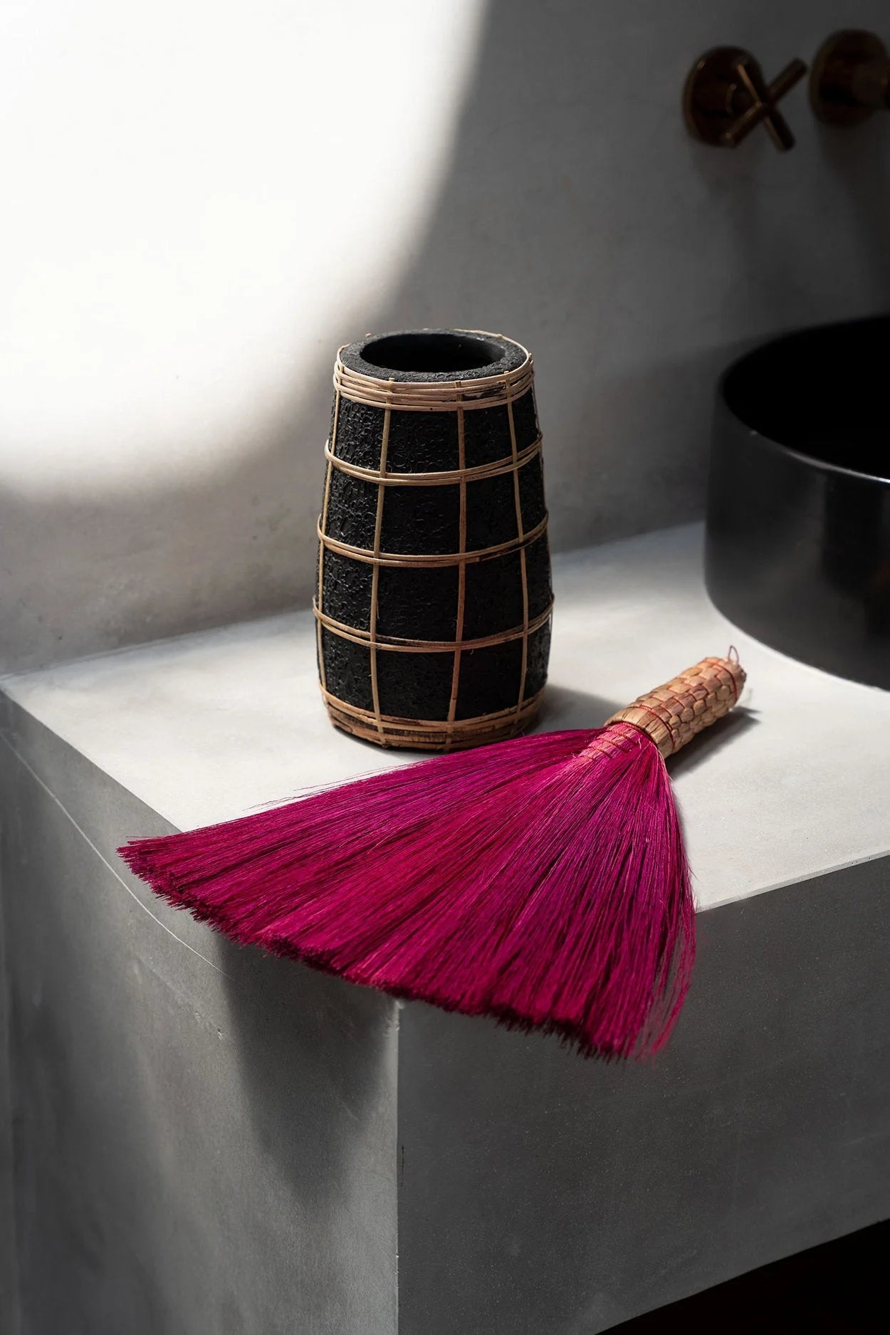 Vase en terre cuite noir avec détail en rotin tressé – H22 cm