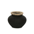 Vase en terre cuite et raphia noir naturel avec pot en argile noir et rebord texturé