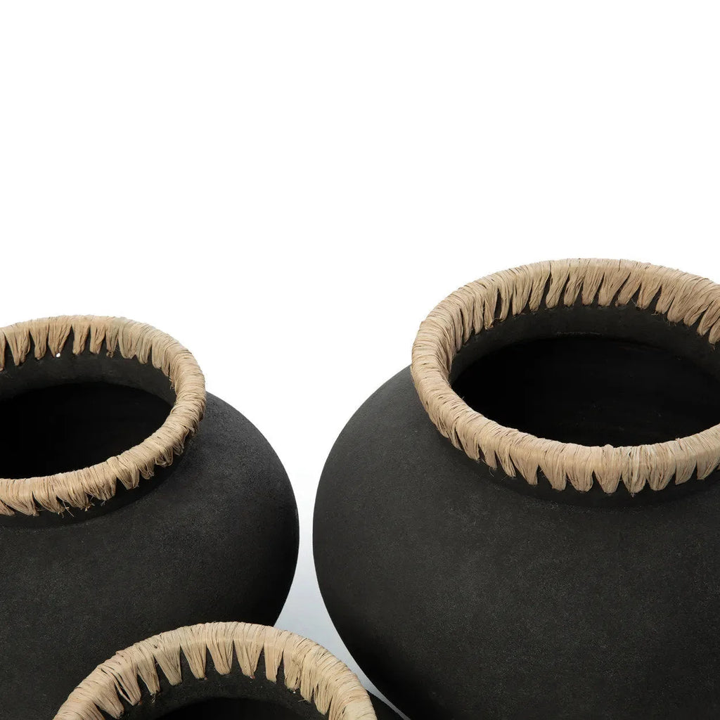 Vase en terre cuite et raphia noir naturel avec trois pots en céramique et rimes tissées