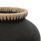 Vase en terre cuite noir avec bord en raphia tressé beige, H19 cm