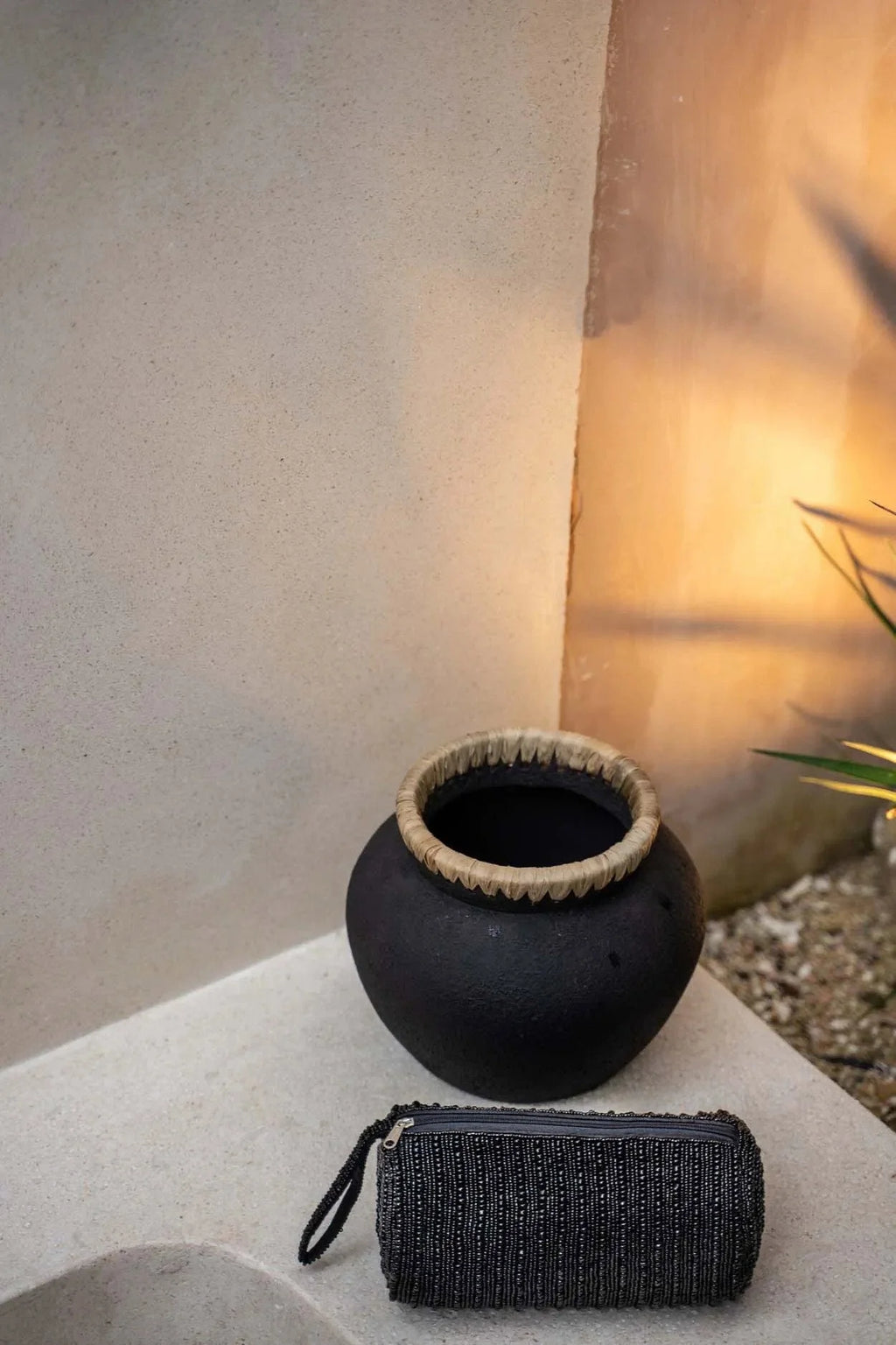 Sac en perles noires cylindrique avec poignée en raphia naturel, parfait pour l’élégance