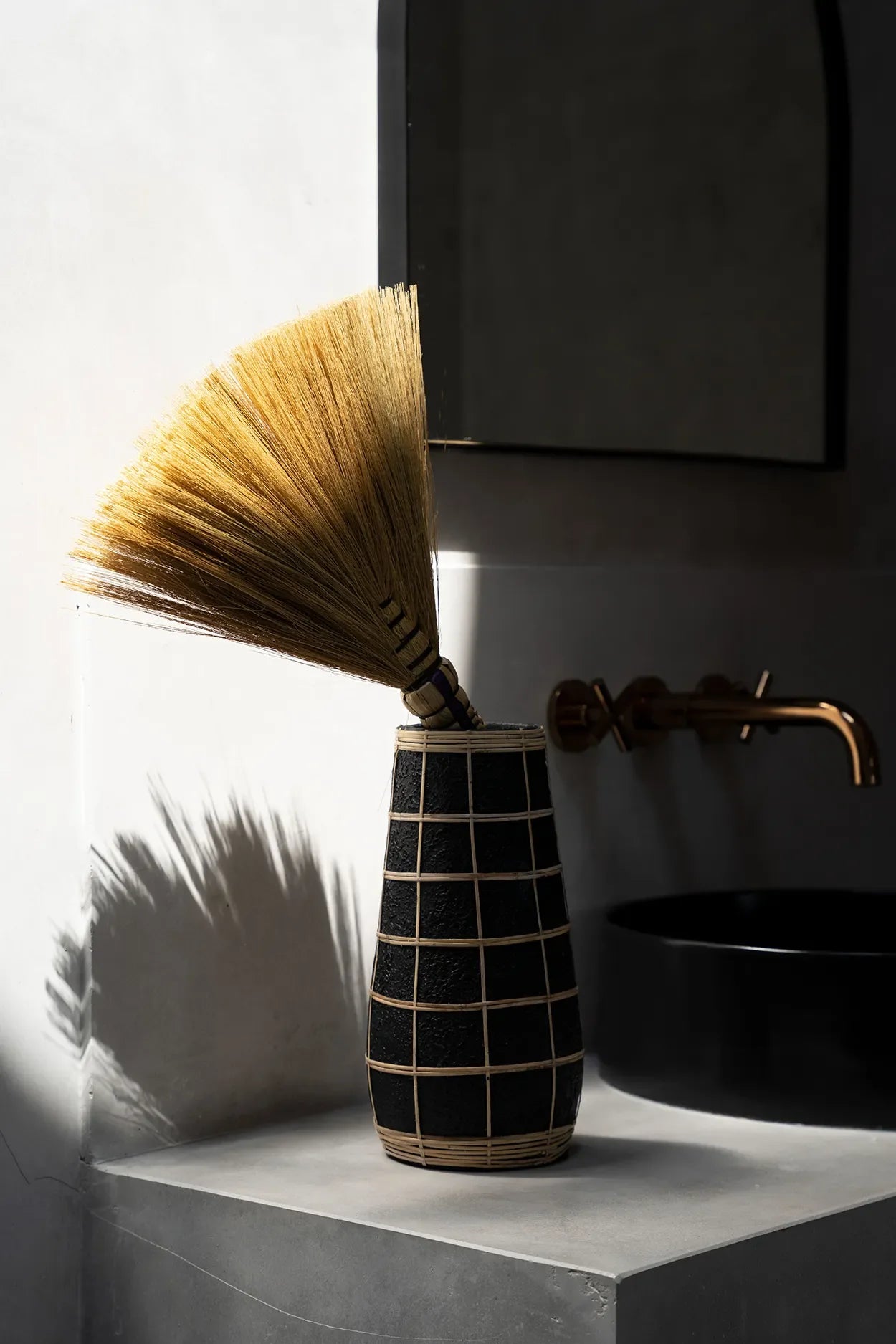 Vase en terre cuite et rotin noir naturel H31 cm