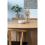 Vase en verre ambré translucide cylindrique segmenté H31 cm sur table en bois