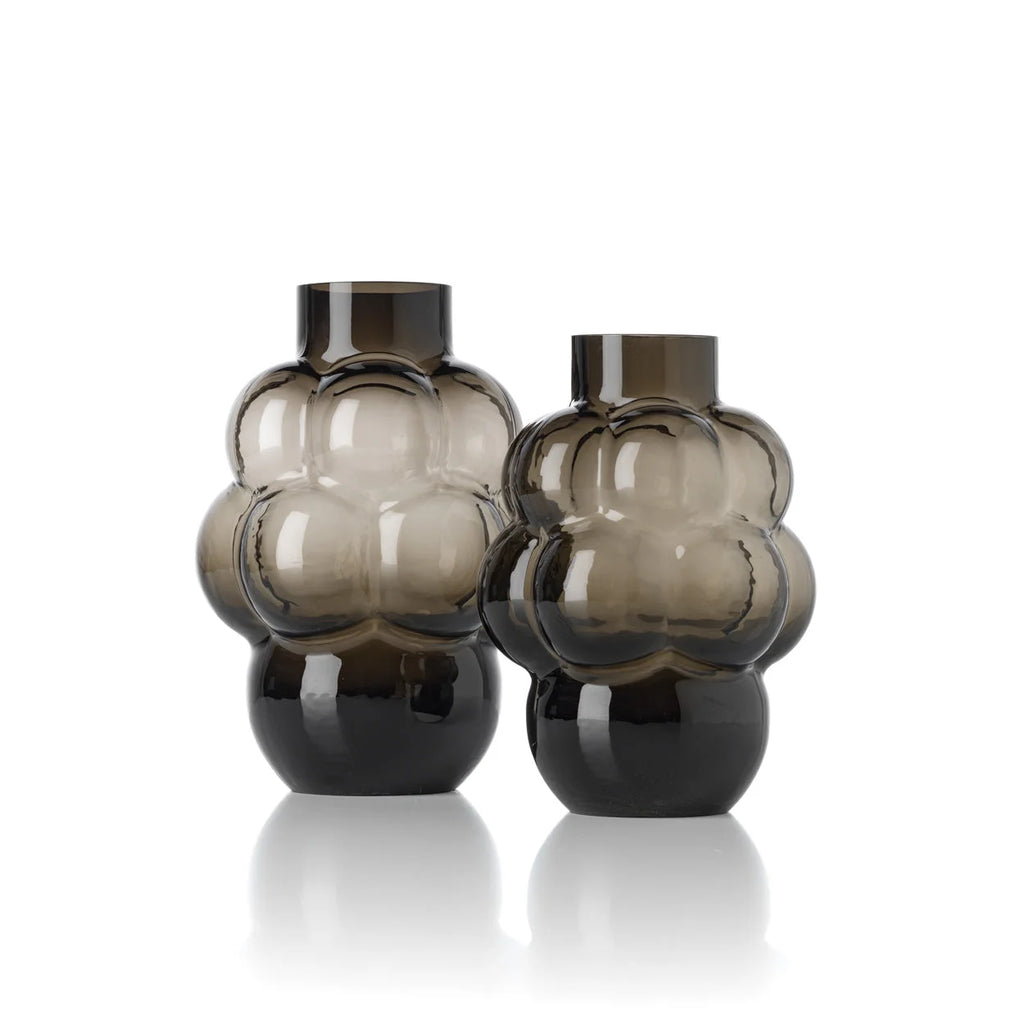 Deux vases en verre recyclé gris fumé, forme bulle sculptée, H25 cm