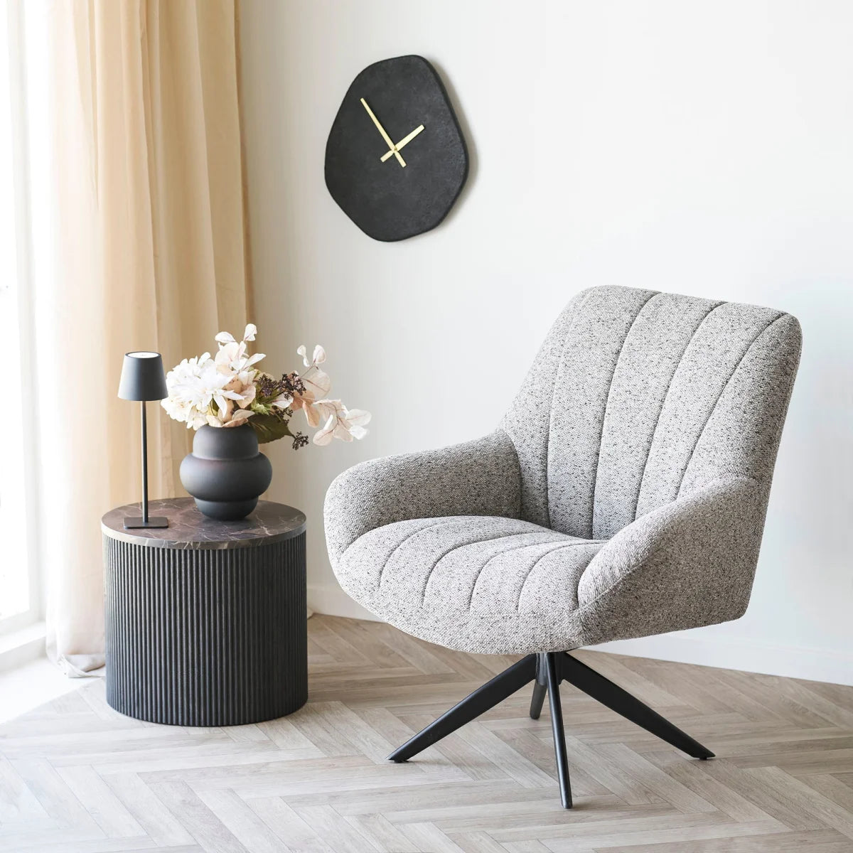 Fauteuil en tissu gris texturé sur base pivotante métal noir