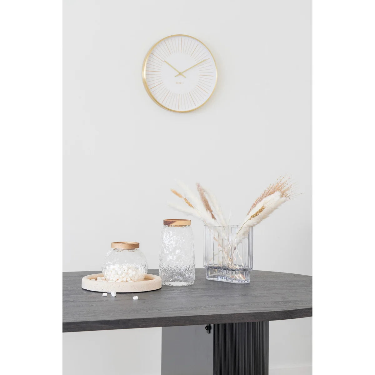 Horloge murale ronde en or, cadran blanc minimaliste, sur piédestal