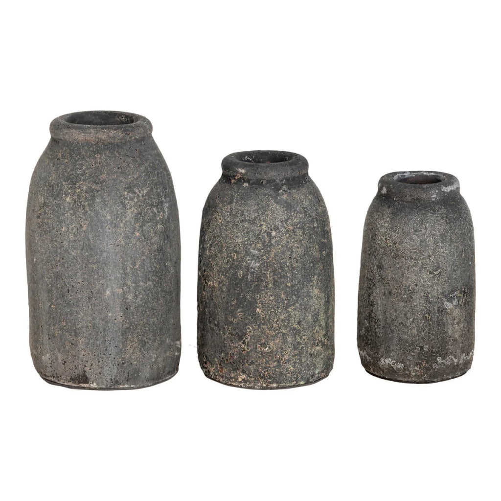Trois vases en céramique effet pierre gris foncé avec surfaces texturées