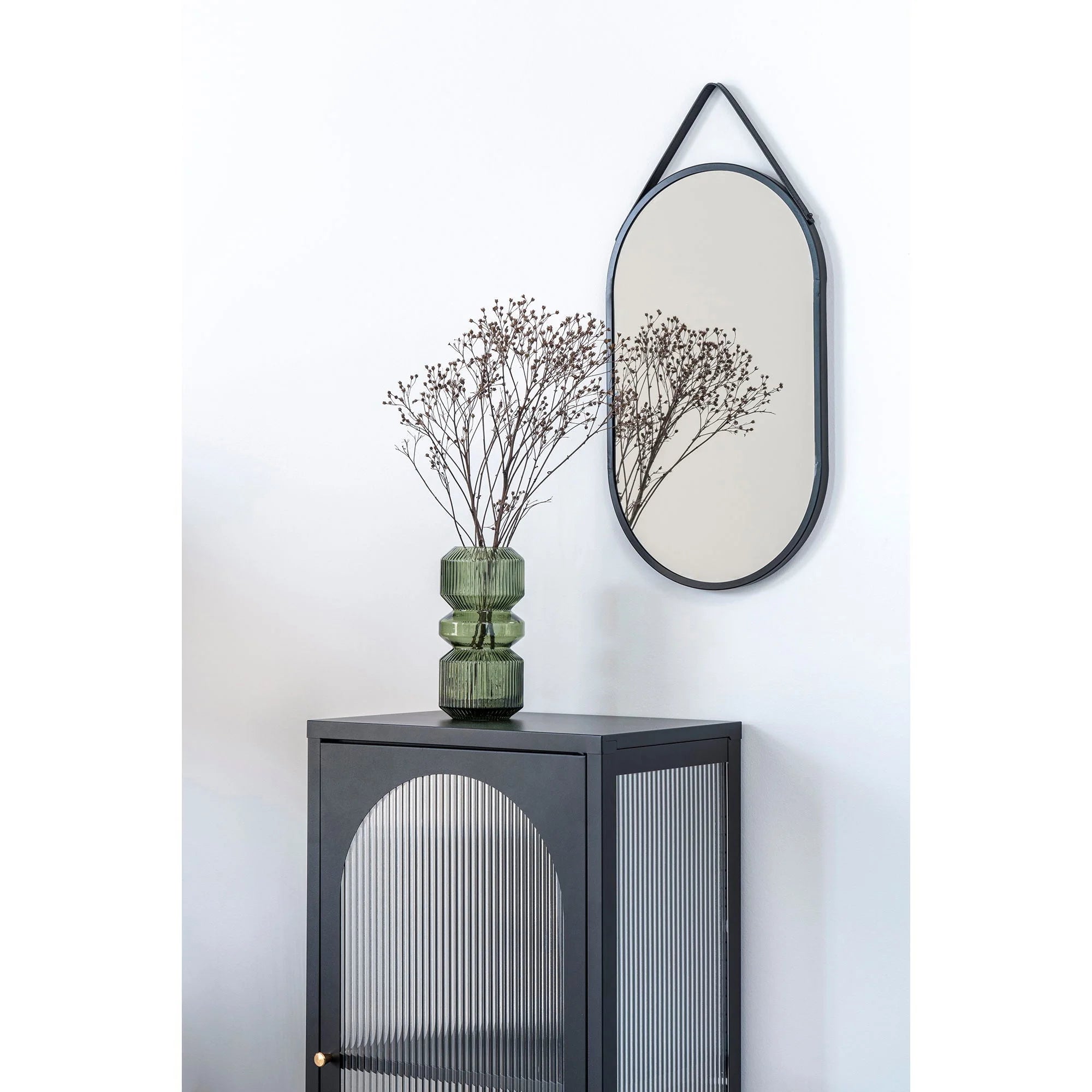 Vitrine en métal noir avec porte vitrée arche, verre cannelé 50x35 cm et fleurs séchées